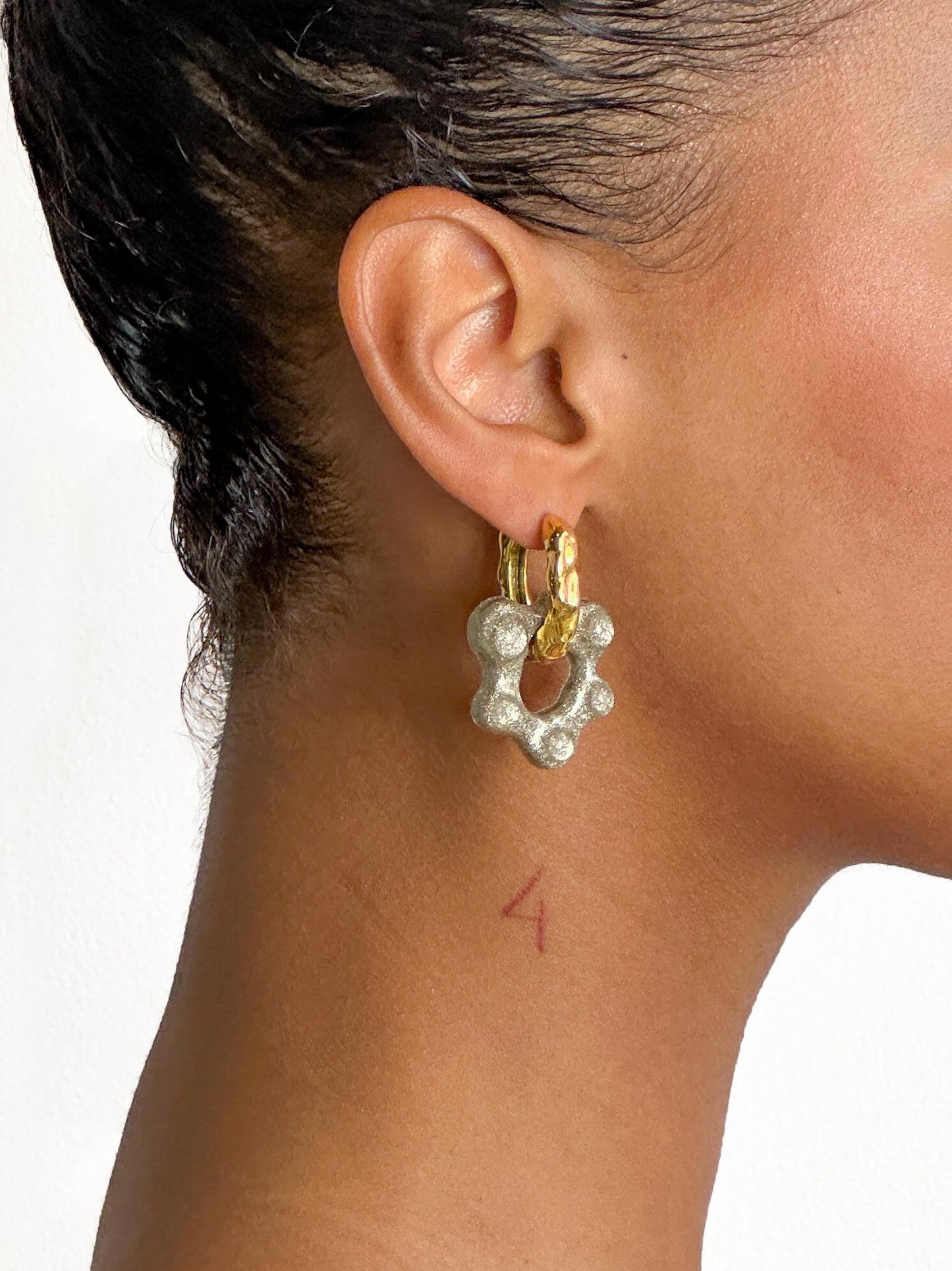 Oyo Nus shimmer gold earring (pair)