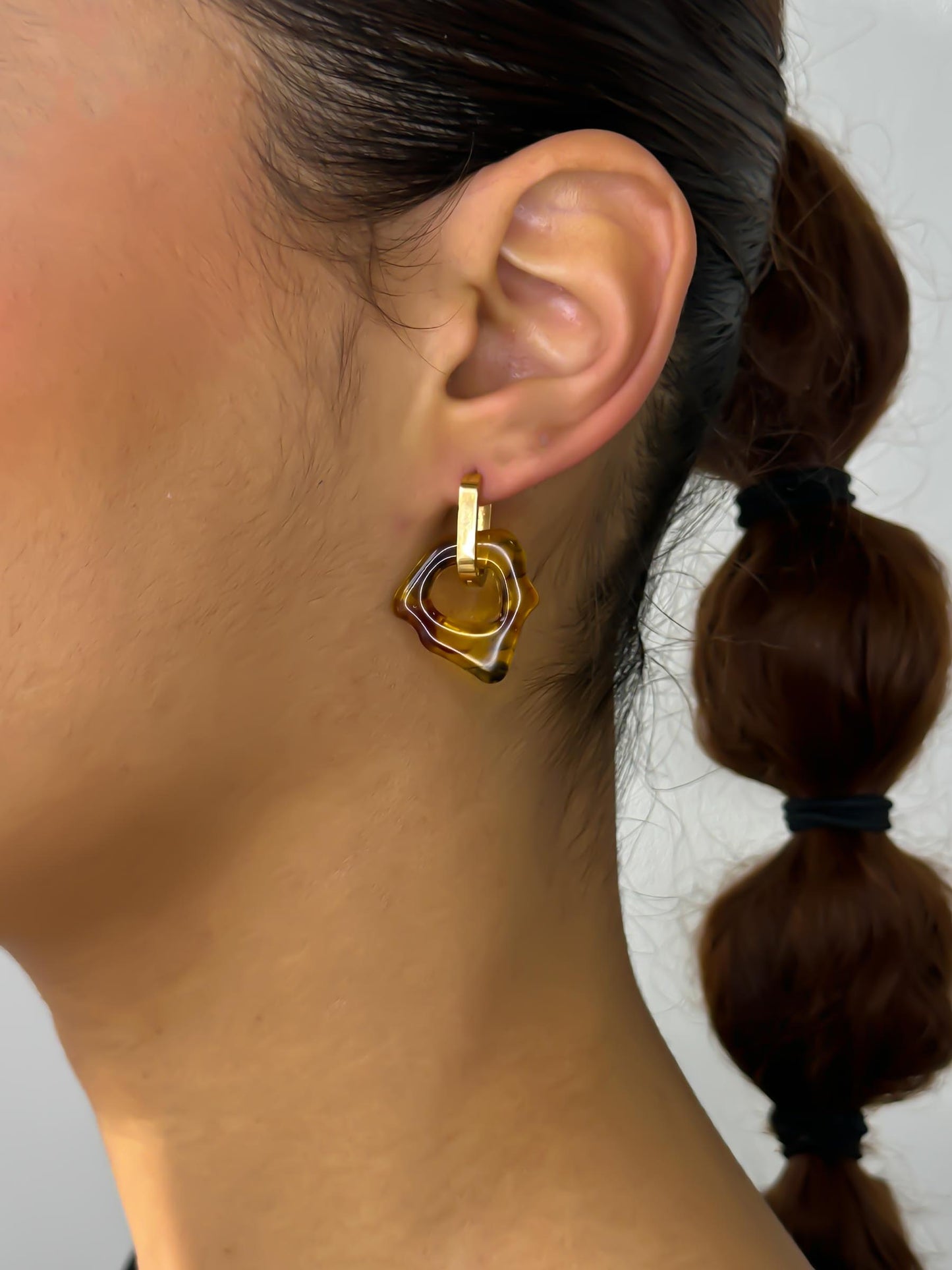 Ora tortoise brown gold earring (pair)